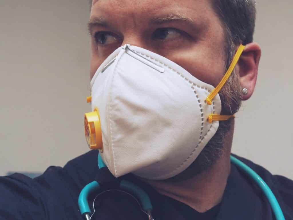 Anwendung einer FFP3 Atemschutzmaske