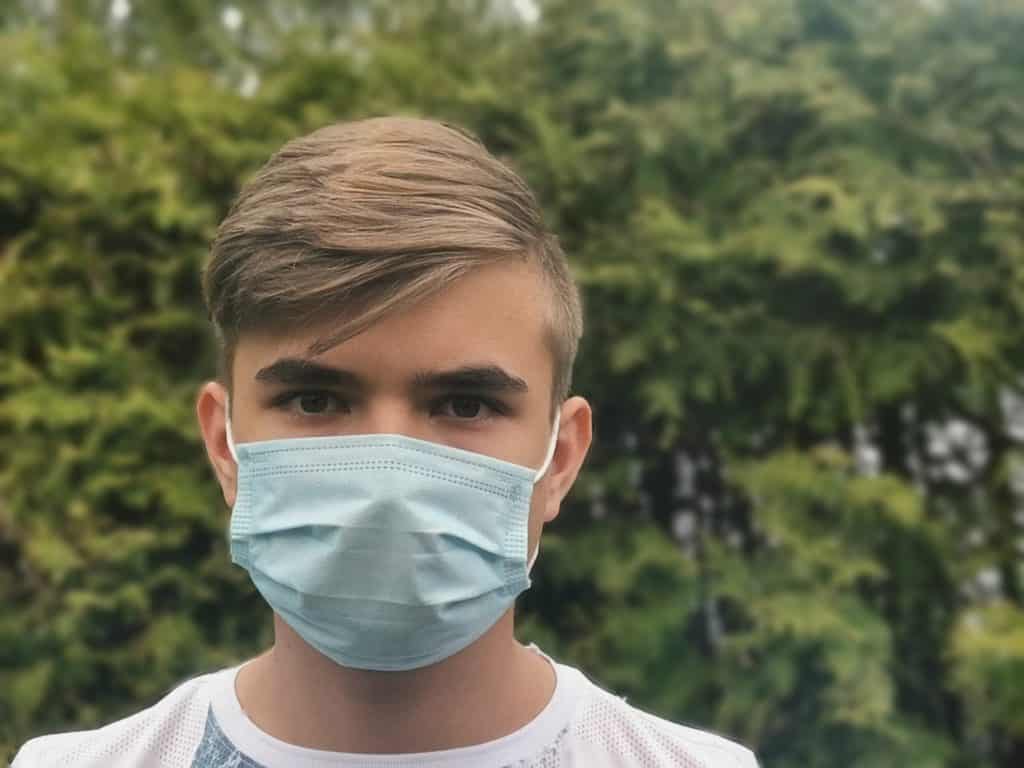 Schüler mit Mundschutzmaske